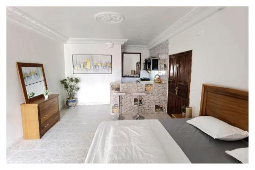 Ένα ή περισσότερα κρεβάτια σε δωμάτιο στο "Le BAOBAB" - CALME - CLIM - WIFI - White Butterfly Hotels