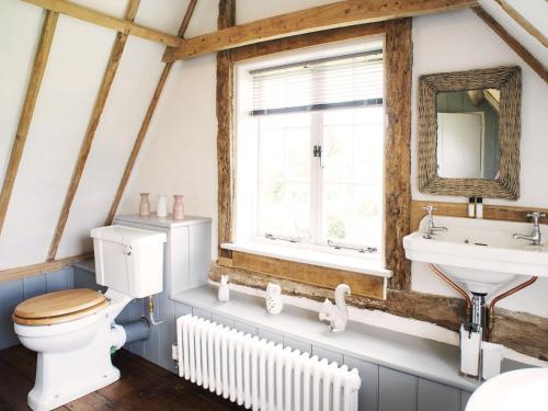 Bilik mandi di The Cottage by The Suffolk Cottage Collection