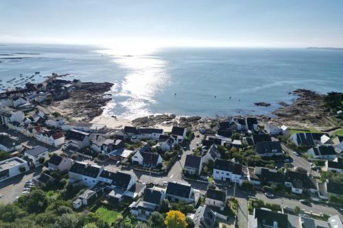 - une vue aérienne sur une plage avec des maisons et l'océan dans l'établissement Maison contemporaine de standing - 100m des plages, à Ploemeur