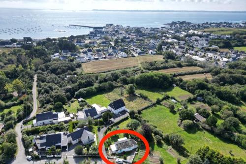 une vue aérienne sur une maison avec un cercle rouge dans l'établissement Charmante maison de plain pied - 700m des plages, à Ploemeur