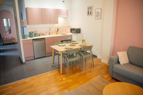 a small kitchen with a table and a couch at Rosalie - Bienvenue dans le cœur historique de Troyes in Troyes