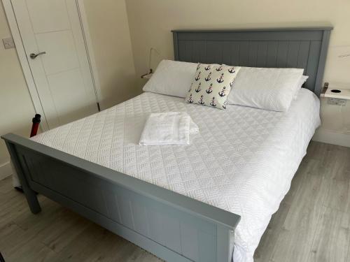 Giường trong phòng chung tại Studio Retreat - Hot Tub Garden & Pets Welcome