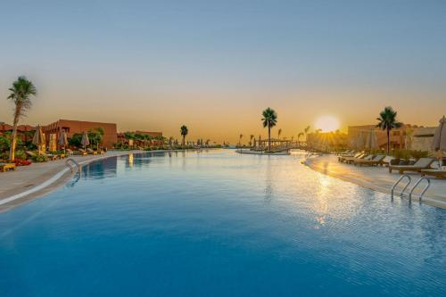 Bazén v ubytování Three Corners Happy Life Beach Resort nebo v jeho okolí