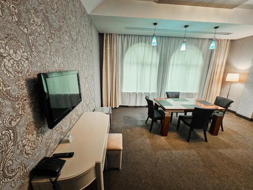 Телевизор и/или развлекательный центр в Safran Hotel