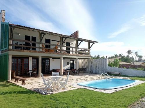 une villa avec piscine et une maison dans l'établissement Casa Jangada - Incrível vista mar com Piscina e a melhor localização na Beira Mar da Taíba, à Taíba