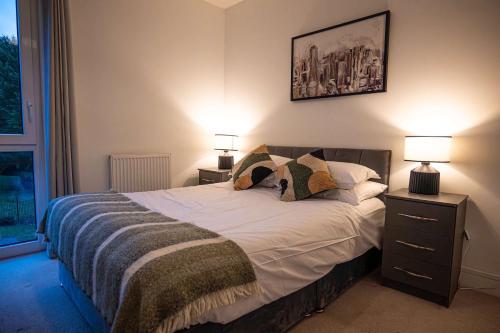 a bedroom with a bed with two lamps on it at Spacious 2 Bedroom Apartment in Crawley in Crawley