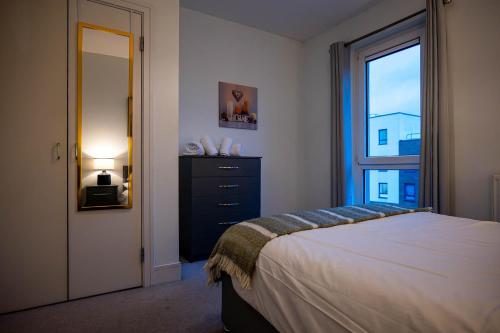 Katil atau katil-katil dalam bilik di Convenient 2 Bedroom Apartment in Crawley