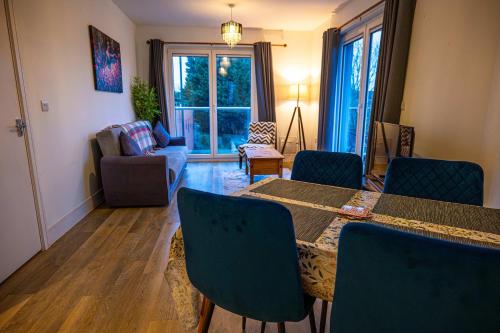 Ruang duduk di Convenient 2 Bedroom Apartment in Crawley