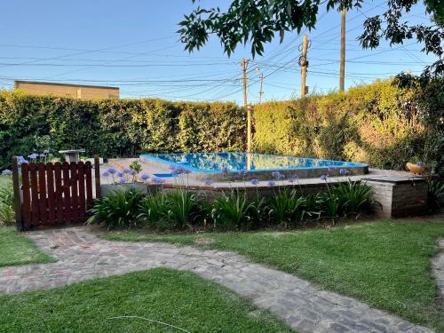 una piscina in un cortile con una recinzione di Quinta a metros del Parque Municipal y La Antigua Pulpería a Mercedes