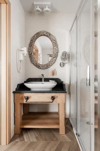 a bathroom with a sink and a mirror at Apartamenty Aries Residence Bukowina in Bukowina Tatrzańska