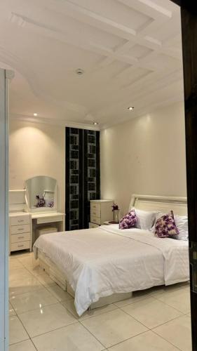 a bedroom with a white bed with two pillows on it at شقق لافينا للشقق المخدومة التصنيف اقتصادي in Sakakah