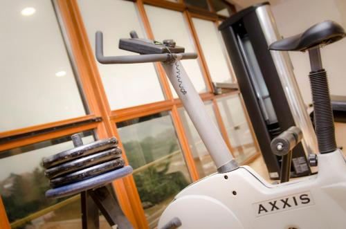 Grand hotel irpinia & Family SPAにあるフィットネスセンターまたはフィットネス設備