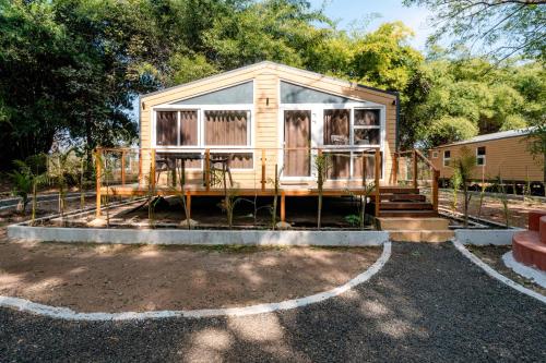 a tiny house being constructed in a yard at Treebo Premium Mowgli's Den, Pench in Khawāsa