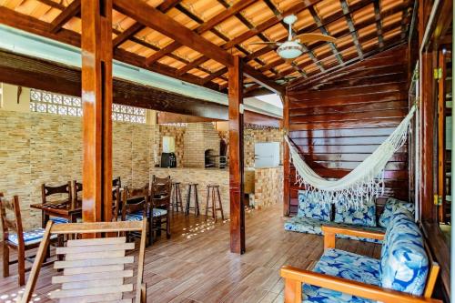 a living room with a couch and a table at Praia de Juquehy a 5 minutos | Charme Rústico in São Sebastião