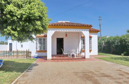 a small white house with a table and chairs at Casa Ana in Conil de la Frontera