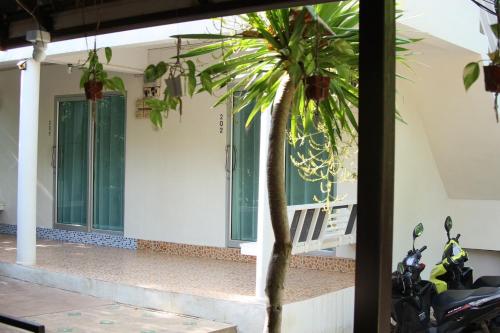 Jardín al aire libre en ชรัส รีสอร์ท เกาะล้าน