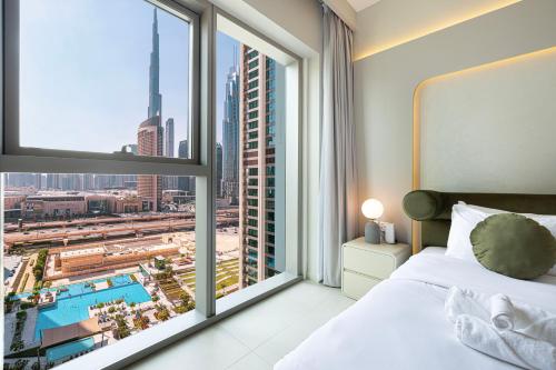 Downtown Dreams Burj Khalifa View with Dubai Mall, Pool & Free Parking