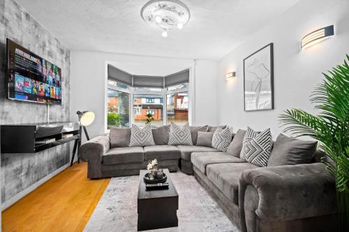 een woonkamer met een bank en een tafel bij Stylish Three Bedroom House - Accommodates 7 - Parking Available - Garden - Recently Renovated - Top Rated - 162S in Birmingham