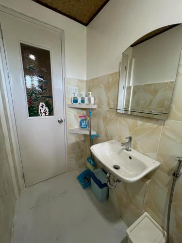 Bilik mandi di Princesa Michaella Hostel