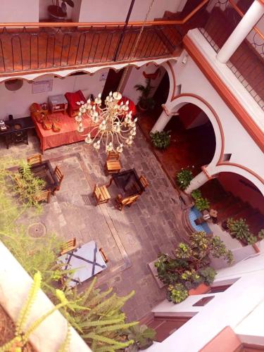 an overhead view of a patio with furniture and plants at Hostal Recoleta Sur in Sucre