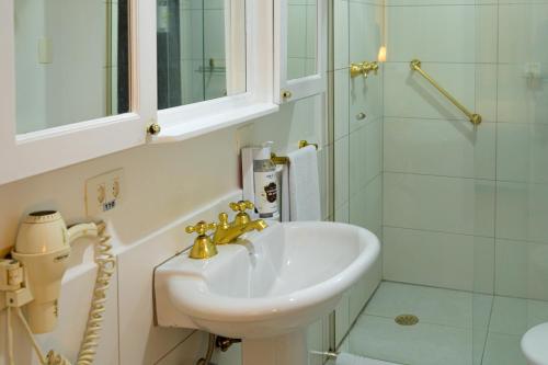 a bathroom with a sink and a shower at Transamerica Executive Higienópolis in Sao Paulo