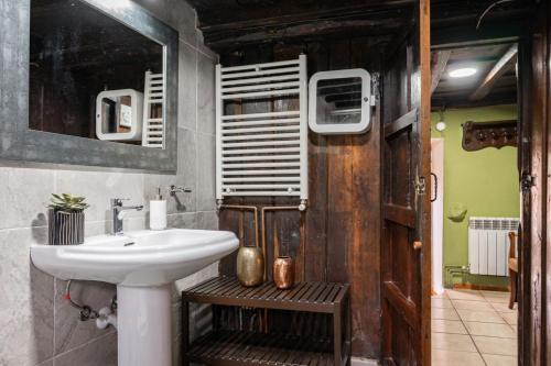 A bathroom at Casa Rural La Carrozal Senda del Oso