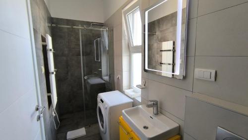 Koupelna v ubytování Center 1 Queen bed Sofa Additional living area