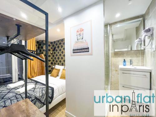 une chambre avec un lit superposé et un miroir dans l'établissement 15 - Coco Chanel Montorgueil, à Paris