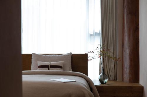 a bedroom with a bed with a large window at 丽思漫 心宿穹庐四野供氧庄园 in Shangri-La