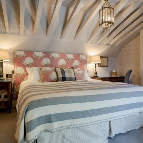 Una cama o camas en una habitación de The Swan Hotel