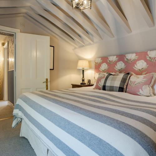 Una cama o camas en una habitación de The Swan Hotel