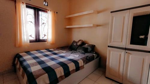 Ένα ή περισσότερα κρεβάτια σε δωμάτιο στο M2 Homestay Jogja