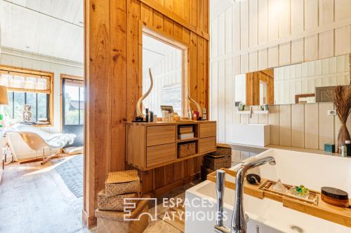 une salle de bain avec un lavabo et un miroir dans l'établissement Villa à deux pas de l'Océan, à Saint-Pierre-dʼOléron