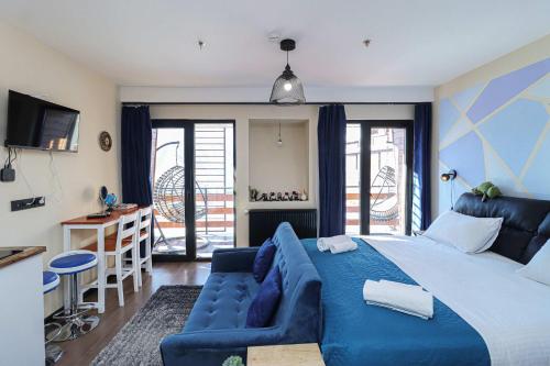 Postel nebo postele na pokoji v ubytování Stylish Studio Apartment with balcony