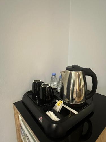 a tea kettle and cups on top of a stove at فندق نسمات in Al Madinah