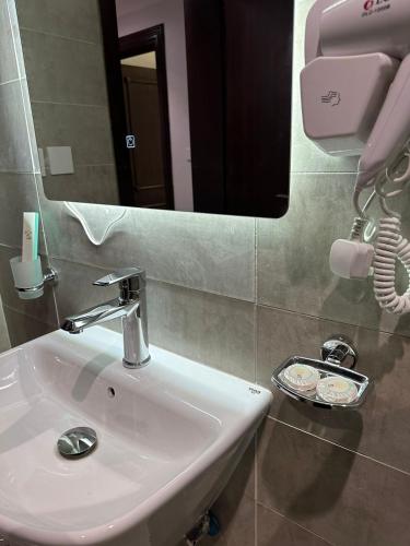 a bathroom with a sink and a mirror at فندق نسمات in Al Madinah