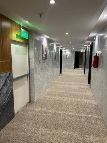 a corridor of a hallway with a long aisle at فندق نسمات in Al Madinah