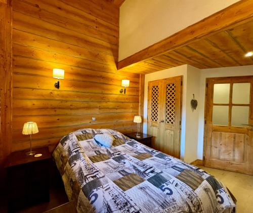 une chambre avec un lit dans une pièce en bois dans l'établissement Chalets d'Angèle D5 - Multipass inclu, à Châtel