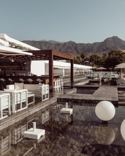 Nespecifikovaný výhled na hory nebo výhled na hory při pohledu z hotelu