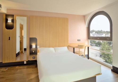 Katil atau katil-katil dalam bilik di B&B HOTEL Dreux Centre