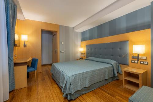 a hotel room with a bed and a desk at Hotel del Mar in Barcelona