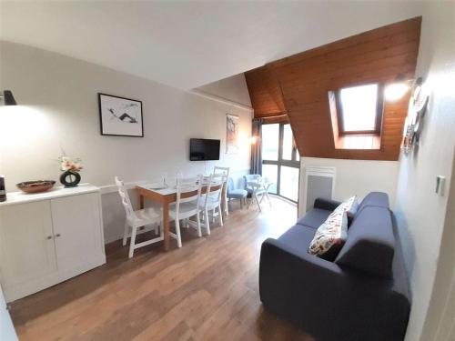 un salon avec un canapé et une salle à manger dans l'établissement Charmant T2 Sud avec Bow-Window, TV, Kitchenette Équipée, Muscu, Sauna, Jacuzzi—Proche St-Lary Soulan - FR-1-457-284, à Vignec