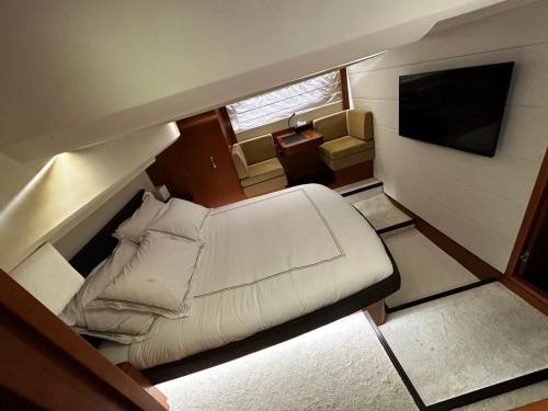 Кровать или кровати в номере Pvt boats for rent from Velana International Airport