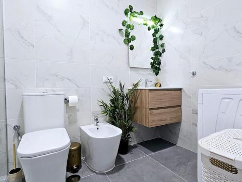 a white bathroom with a toilet and a sink at Dream Ocean Sunset in Playa Paraiso