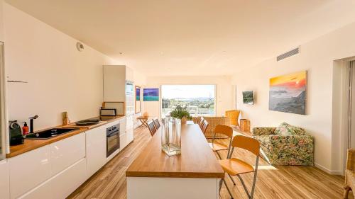 une cuisine et un salon avec une table et des chaises dans l'établissement Casa Luna Di Santa Lucia, à Sainte-Lucie de Porto-Vecchio