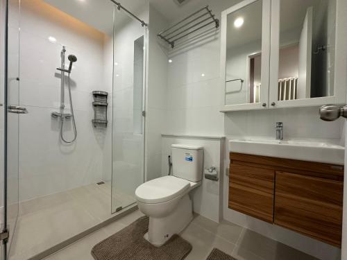 a bathroom with a toilet and a shower and a sink at 6th Avenue Sukhumvit BKK 302 BTS Asoke & Nana MRT Sukhumvit in Bangkok