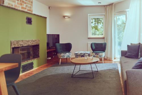a living room with a couch and a table at COZYWOOD Domki wypoczynkowe z balią i sauną na Kaszubach in Pomlewo