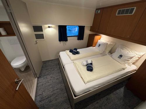 Ένα ή περισσότερα κρεβάτια σε δωμάτιο στο Hotelboat Iris Groningen