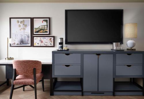 a desk with a television on top of it at Sonesta Los Angeles Airport LAX in Los Angeles