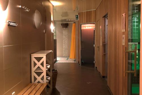 Ferienwohnung Küstenkind im Haus Strandbummler Baabe في بابي: ممر مع مقعد في غرفة